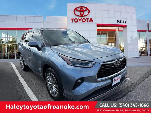 Used 2022 Toyota Highlander Platinum FWD image 1