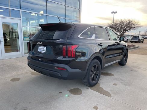 Used 2023 Kia Sorento LX image 5