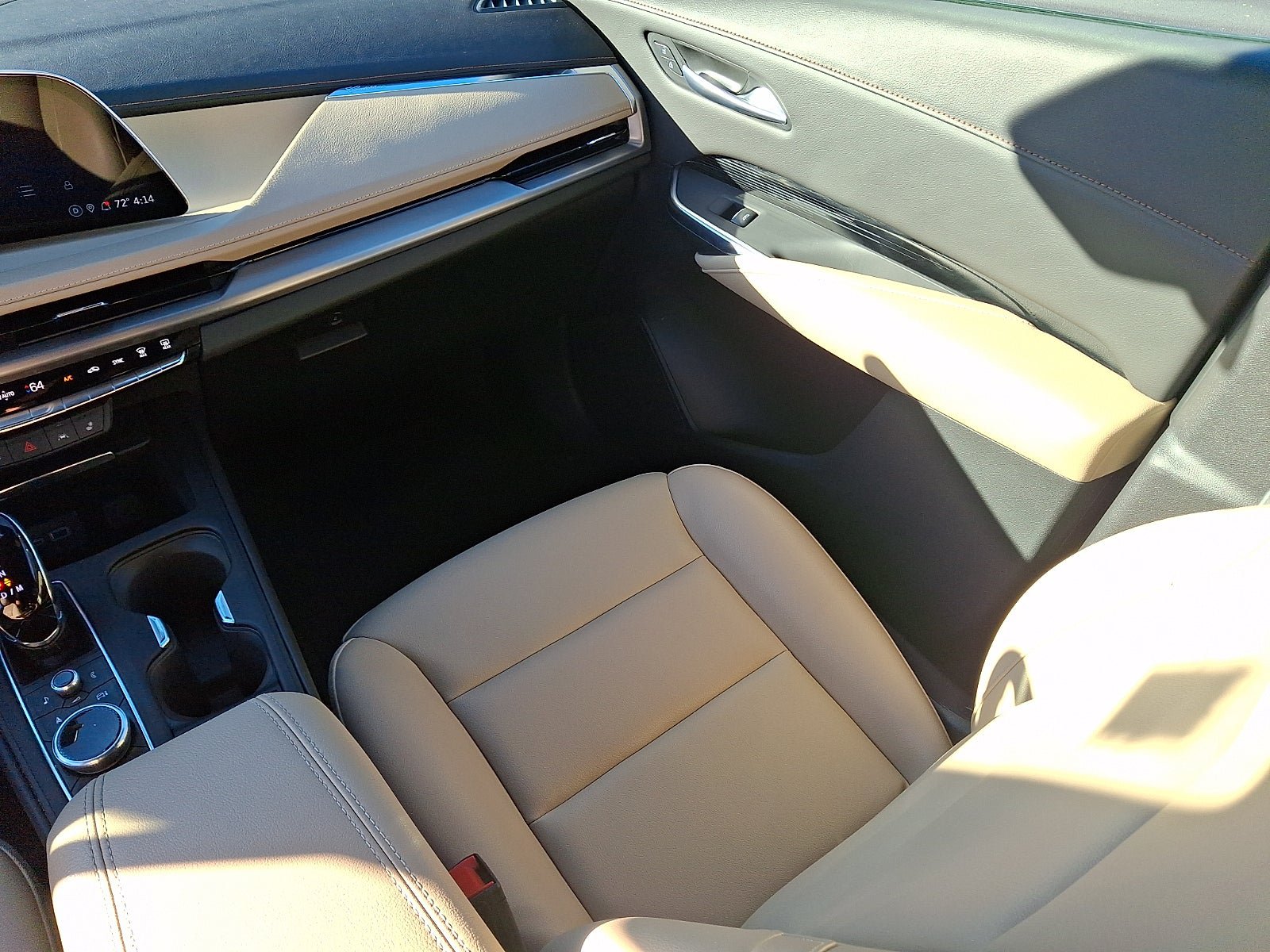Used 2024 Cadillac XT4 Luxury w/ Cold Weather Package FWD image 18