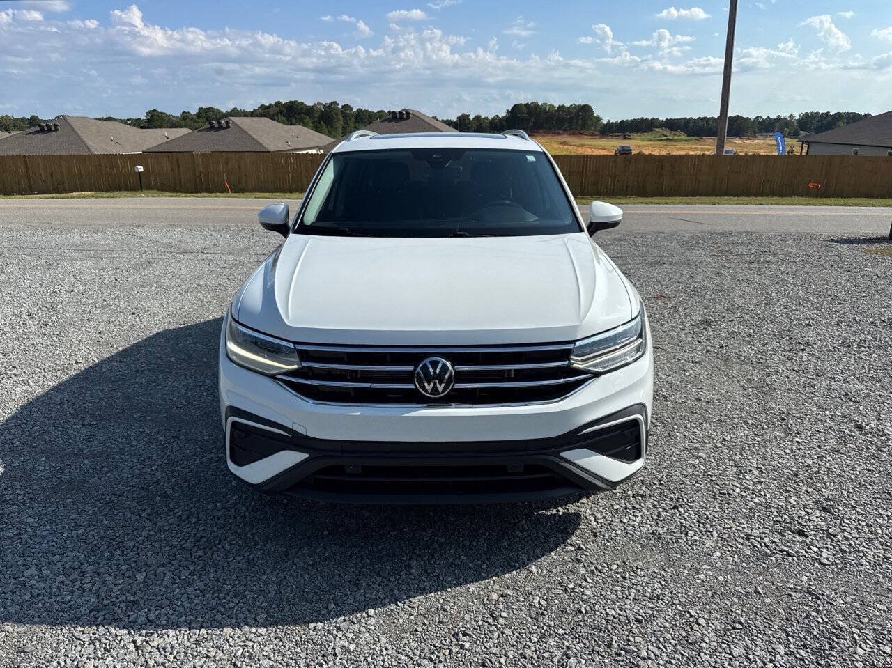 Used 2024 Volkswagen Tiguan SE w/ Panoramic Sunroof Package FWD image 4