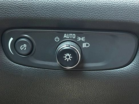 Used 2023 Chevrolet Traverse LT FWD image 29