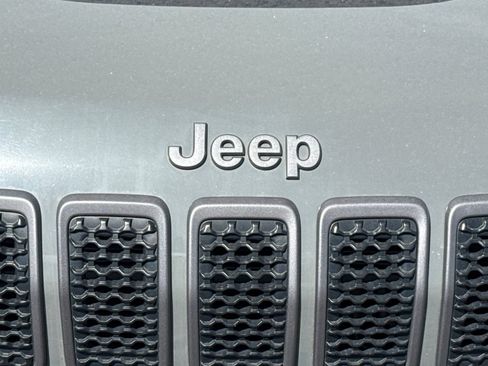 Used 2019 Jeep Cherokee Trailhawk w/ Comfort & Convenience Group AWD/4WD image 47