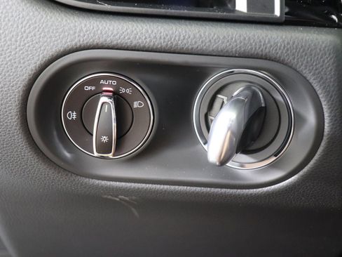 Certified 2025 Porsche Macan AWD/4WD image 31
