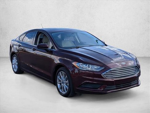 Used 2017 Ford Fusion SE w/ Fusion SE Technology Package image 3