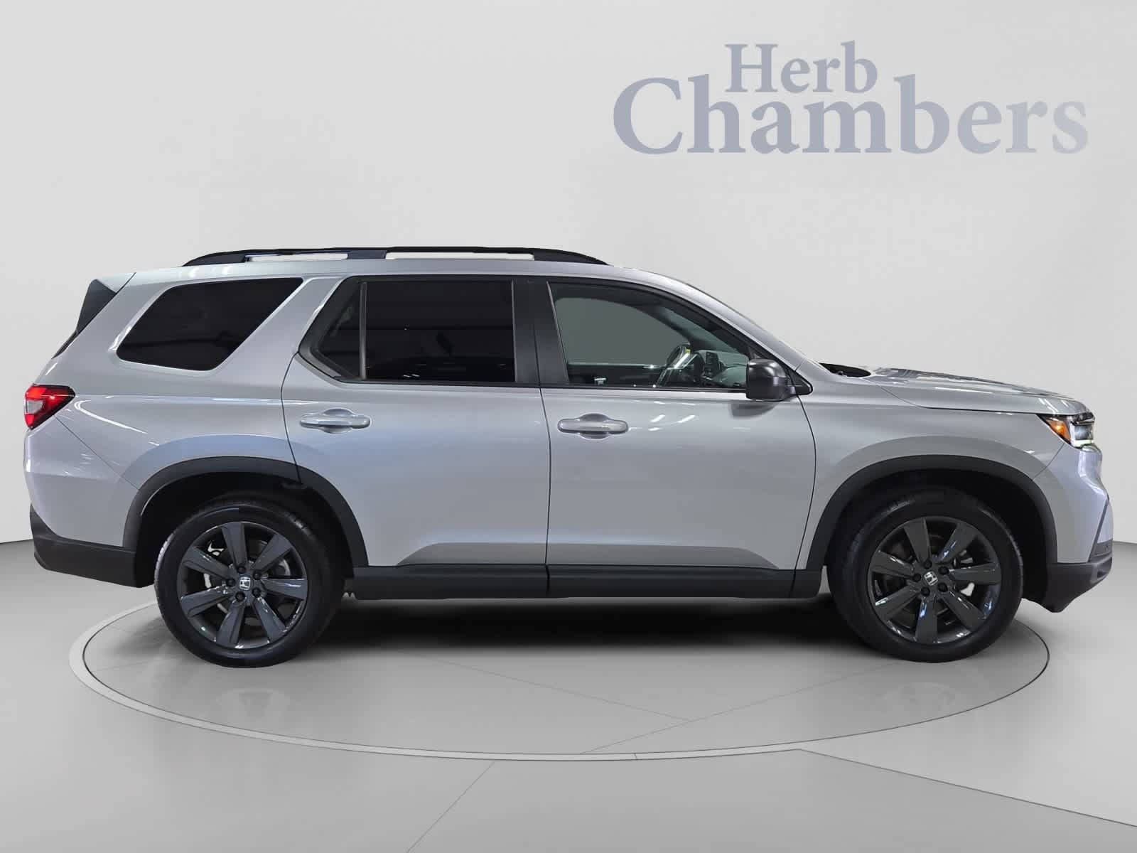 Used 2025 Honda Pilot Sport image 11