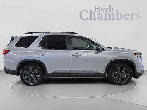 Used 2025 Honda Pilot Sport image 11