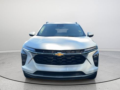 Used 2025 Chevrolet Trax LT FWD image 4