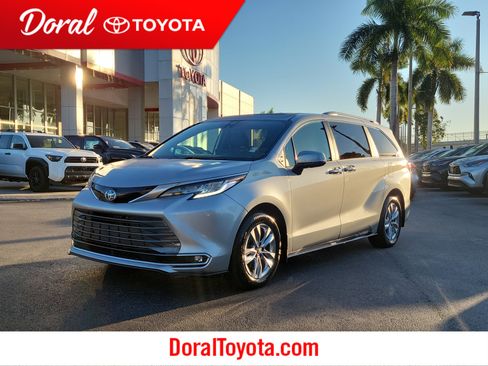 Used 2025 Toyota Sienna Limited image 1