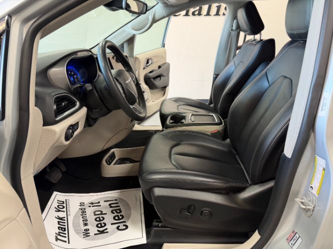 Used 2024 Chrysler Pacifica Touring-L FWD image 12