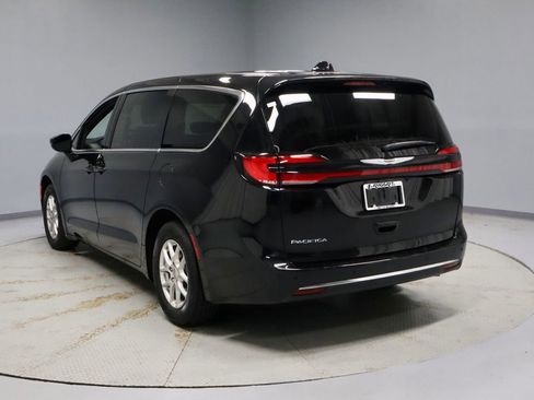 Used 2025 Chrysler Pacifica Select FWD image 8