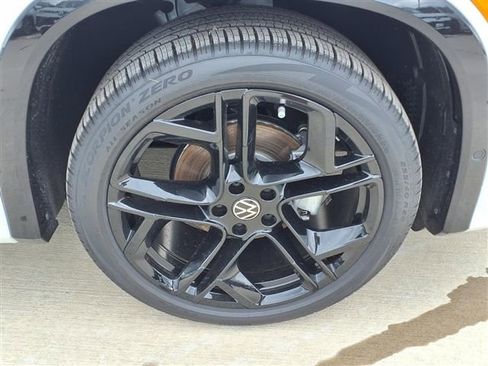 New 2026 Volkswagen Tiguan SE R-Line FWD image 7