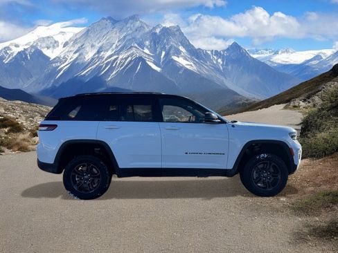 Used 2024 Jeep Grand Cherokee Trailhawk image 6