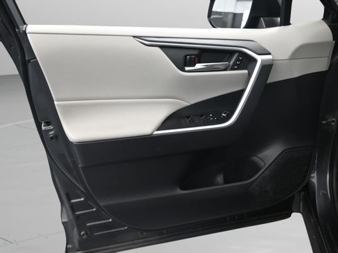 Used 2021 Toyota RAV4 XLE Premium image 31