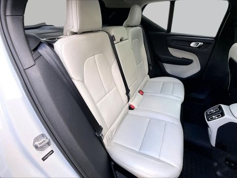 Used 2021 Volvo XC40 T5 Momentum w/ Protection Package Premier AWD/4WD image 18
