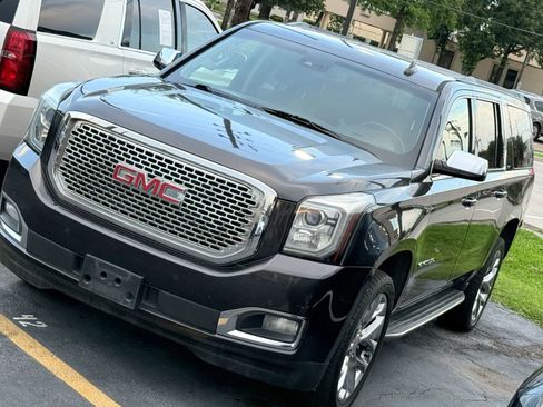 Used 2017 GMC Yukon XL SLT AWD/4WD image 1