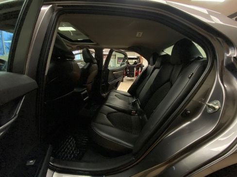 Used 2020 Toyota Camry SE w/ Sunroof Package image 18
