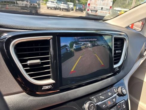 Used 2023 Chrysler Pacifica Touring-L FWD image 22