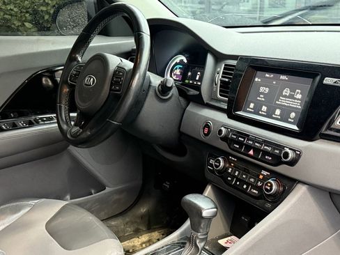 Used 2017 Kia Niro EX image 30