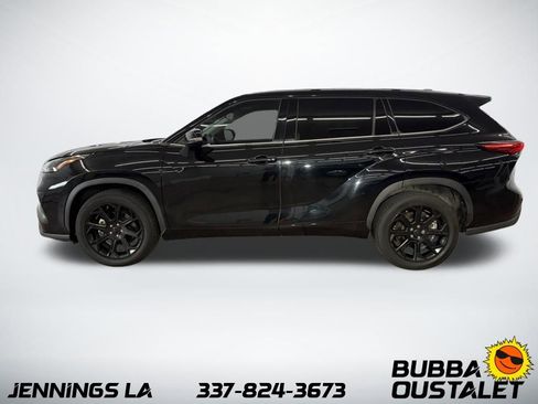 Used 2022 Toyota Highlander L FWD image 2