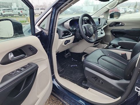Used 2024 Chrysler Pacifica Touring-L image 10