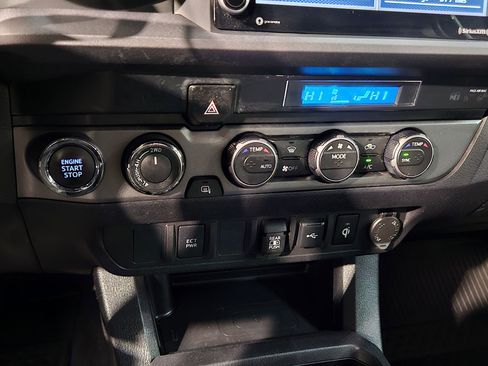 Used 2022 Toyota Tacoma TRD Sport image 30