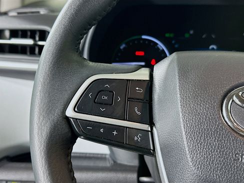 Used 2025 Toyota Sienna XLE FWD image 16
