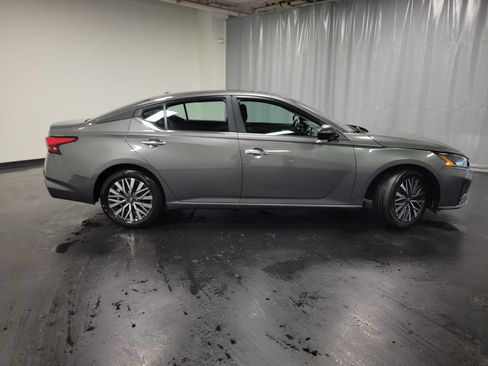 Used 2025 Nissan Altima 2.5 SV FWD image 9
