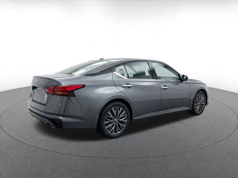 Used 2025 Nissan Altima 2.5 SV FWD image 9