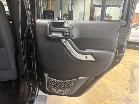 Used 2011 Jeep Wrangler Unlimited Sahara w/ Connectivity Group AWD/4WD image 25