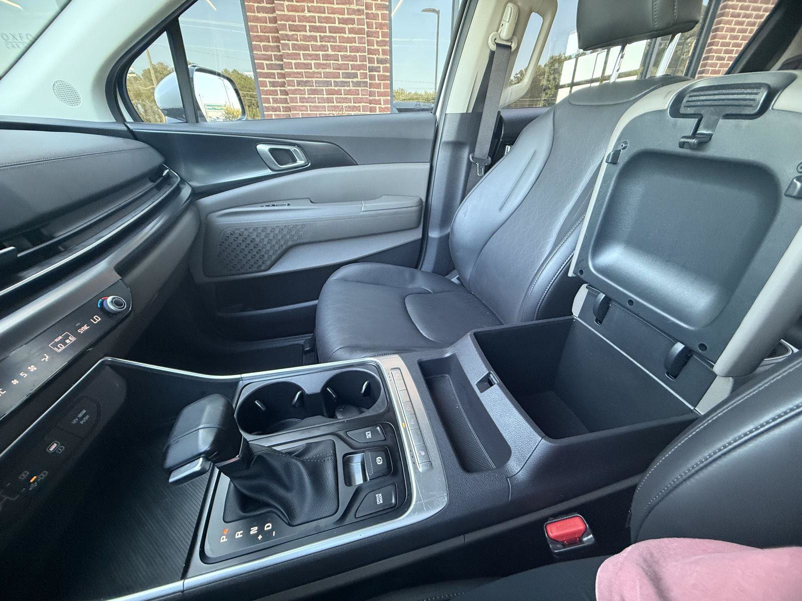 Used 2025 Kia Carnival FWD image 10
