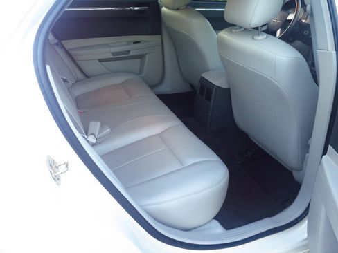 Used 2006 Chrysler 300 Touring w/ Comfort/Convenience Group RWD image 12