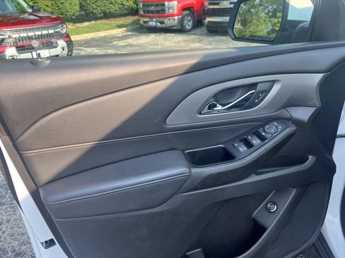 Used 2023 Chevrolet Traverse LT FWD image 8