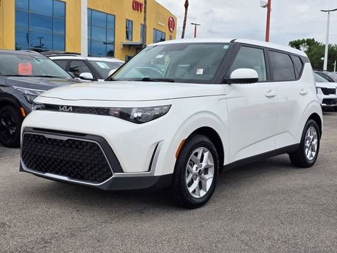 Certified 2025 Kia Soul LX w/ LX Technology Package FWD image 2