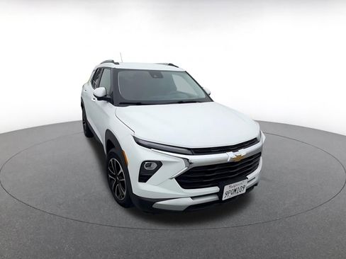 Used 2025 Chevrolet TrailBlazer LT image 2