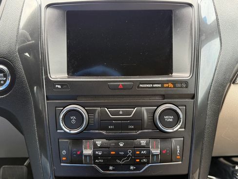 Used 2018 Ford Explorer XLT w/ Equipment Group 202A AWD/4WD image 28