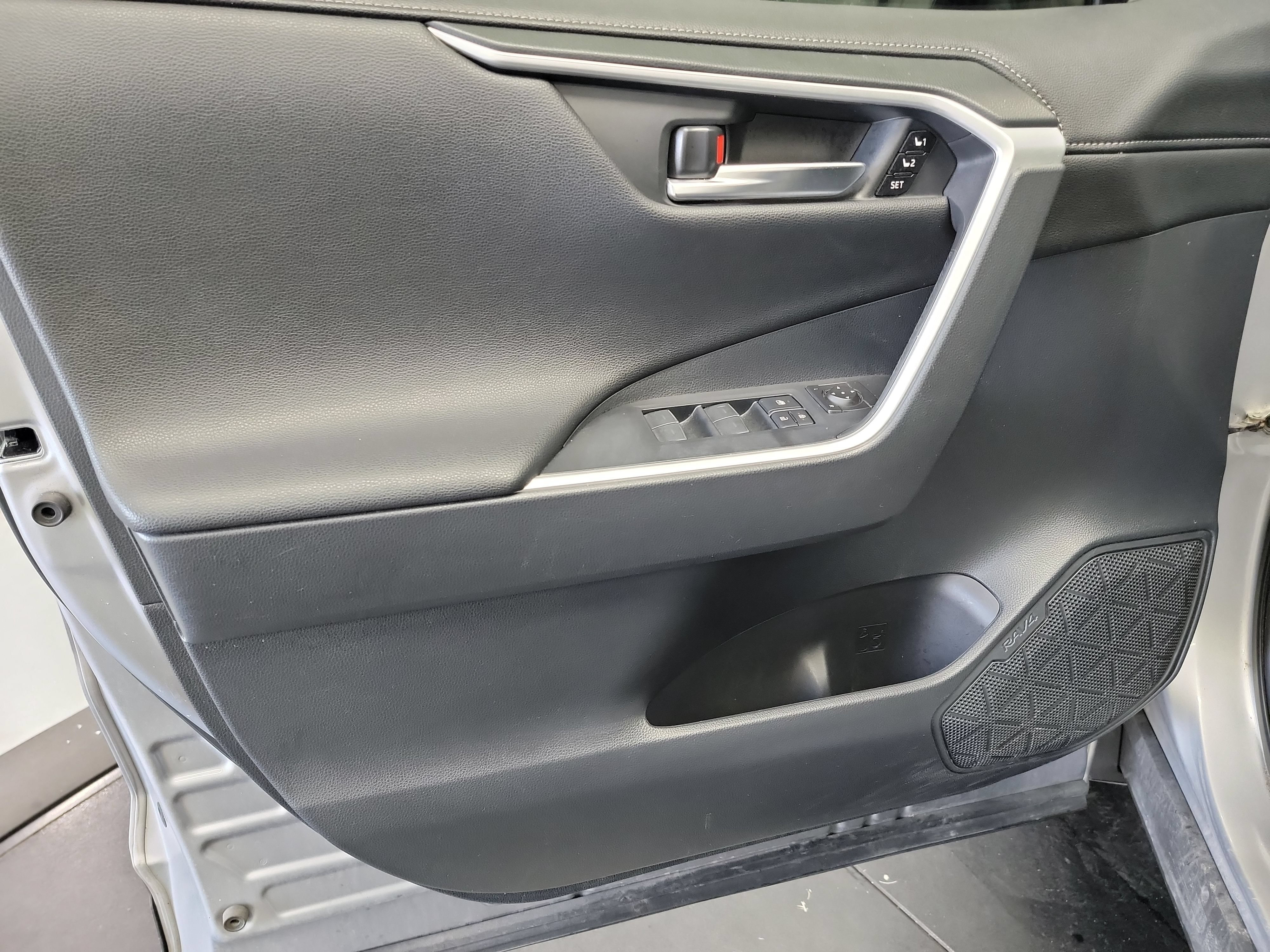 Used 2022 Toyota RAV4 Limited AWD/4WD image 13