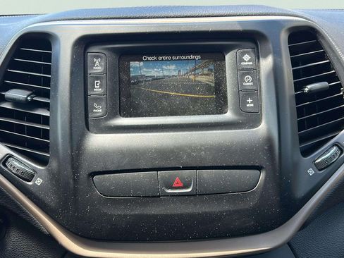 Used 2018 Jeep Cherokee Latitude w/ Altitude Package AWD/4WD image 13
