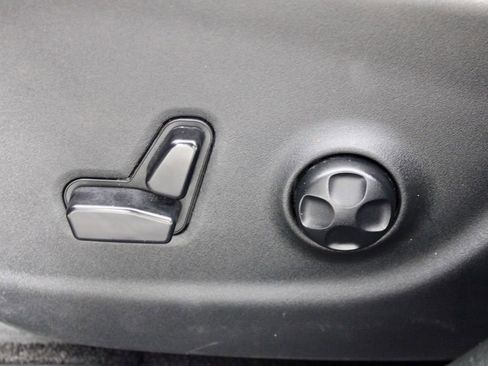 Used 2019 Jeep Cherokee Limited image 18