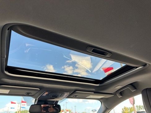 Used 2024 Toyota Sienna Platinum image 11