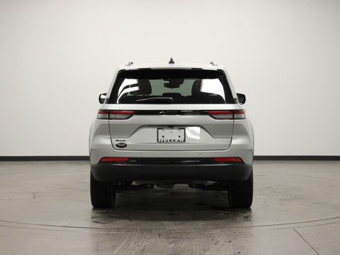 Used 2023 Jeep Grand Cherokee Altitude image 7