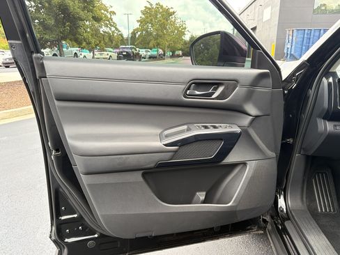 Used 2025 Nissan Pathfinder S AWD/4WD image 24