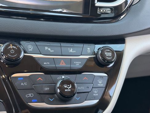 Used 2023 Chrysler Pacifica Touring-L FWD image 23