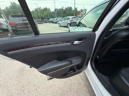 Used 2019 Chrysler 300 Limited RWD image 22