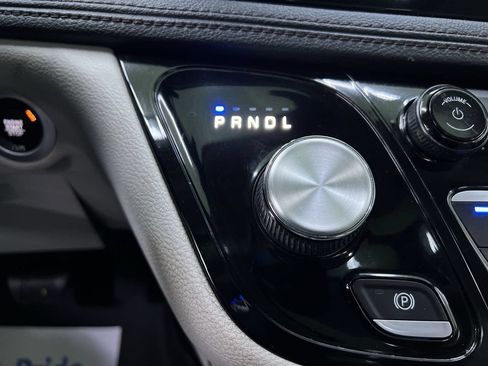 Used 2020 Chrysler Pacifica Limited FWD image 25