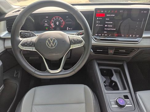 Used 2026 Volkswagen Tiguan SE AWD/4WD image 21
