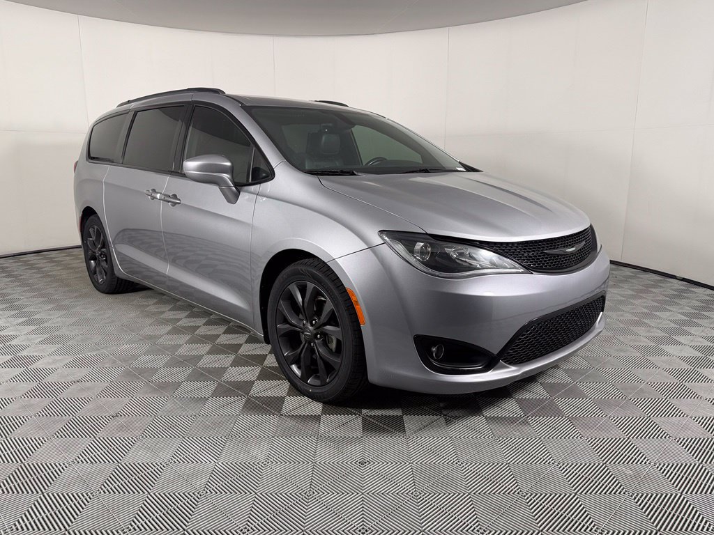 Used 2018 Chrysler Pacifica Touring-L Plus w/ S Appearance Package FWD image 3
