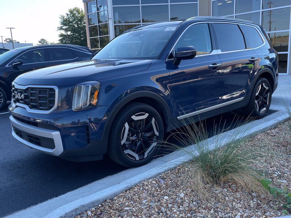 Used 2025 Kia Telluride S FWD image 4