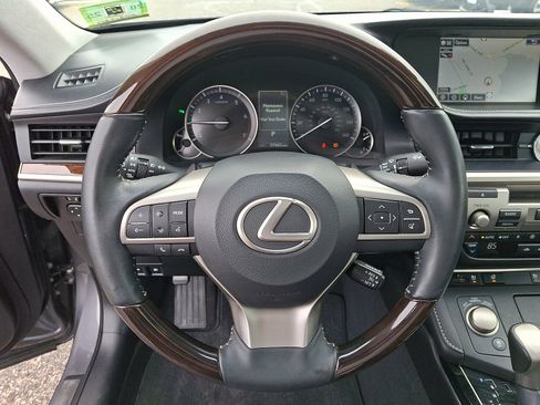 Used 2016 Lexus ES 350 w/ Navigation System Package image 19