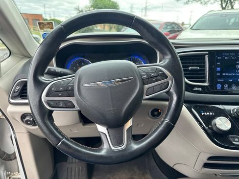 Used 2017 Chrysler Pacifica Touring-L FWD image 10