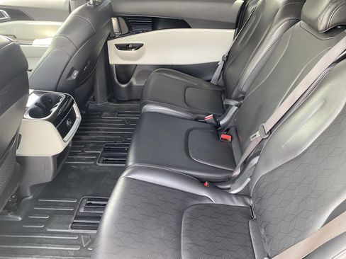Used 2024 Kia Carnival EX FWD image 15